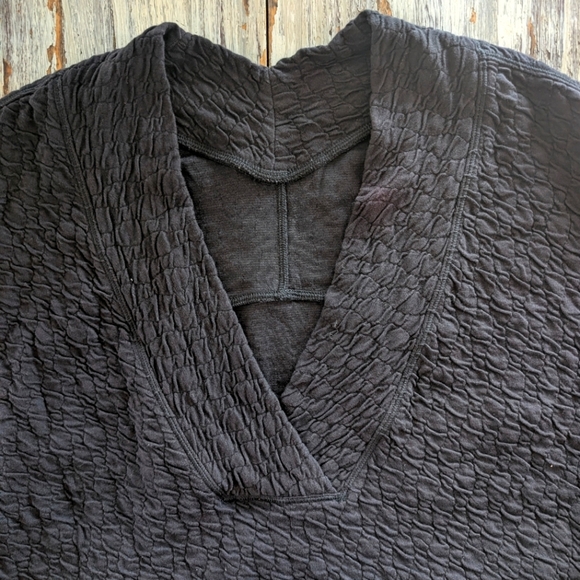 Lululemon Rippled V-Neck Pullover Women's 2 Black - Picture 9 of 9